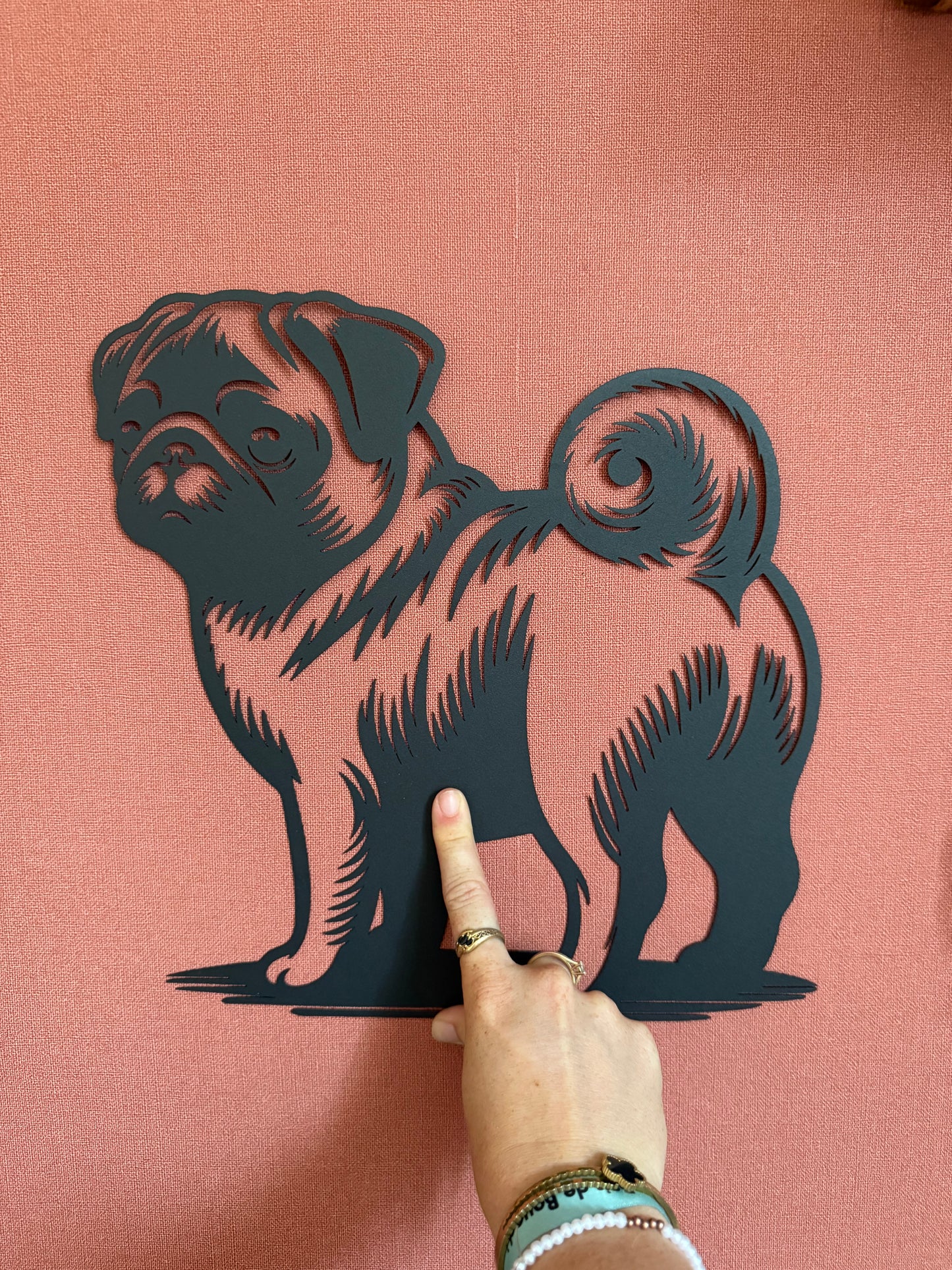 Décoration mural en métal chien carlin