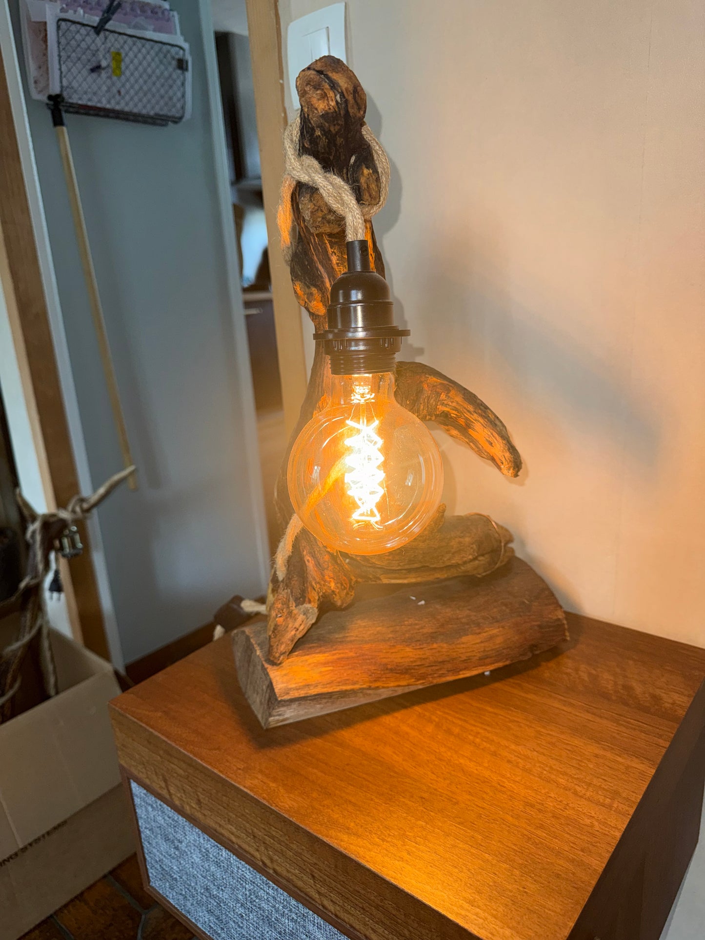 Lampe avec bois flotté