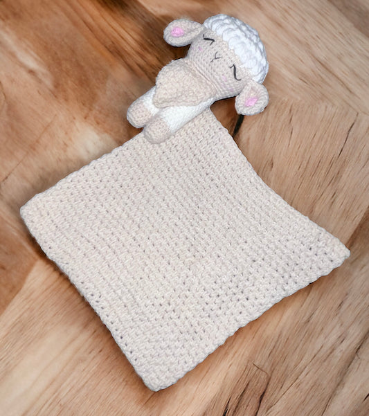 Doudou mouton en crochet, amigurumi