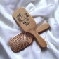 Brosse à cheveux en bois gravée personnalisée - idée cadeaux marraine, maman, mamie