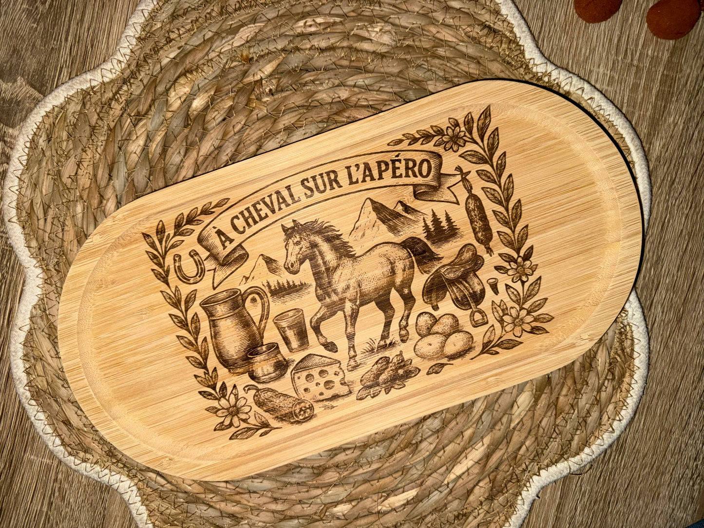 Planche apéro / planche à découper cheval gravée, idée cadeau papy, mamie, marraine, papa, mariage