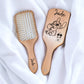 Brosse à cheveux en bois gravée personnalisée - idée cadeaux marraine, maman, mamie