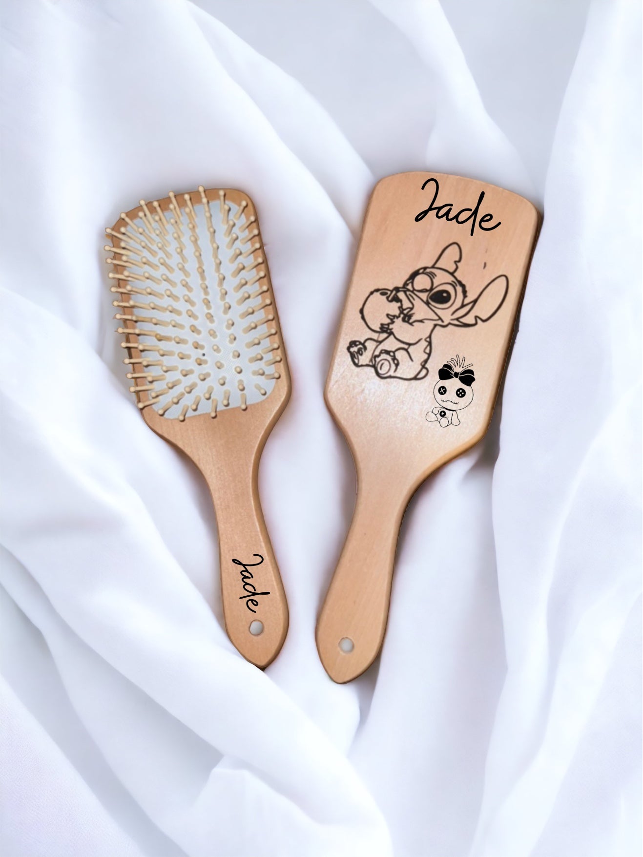 Brosse à cheveux en bois gravée personnalisée - idée cadeaux marraine, maman, mamie