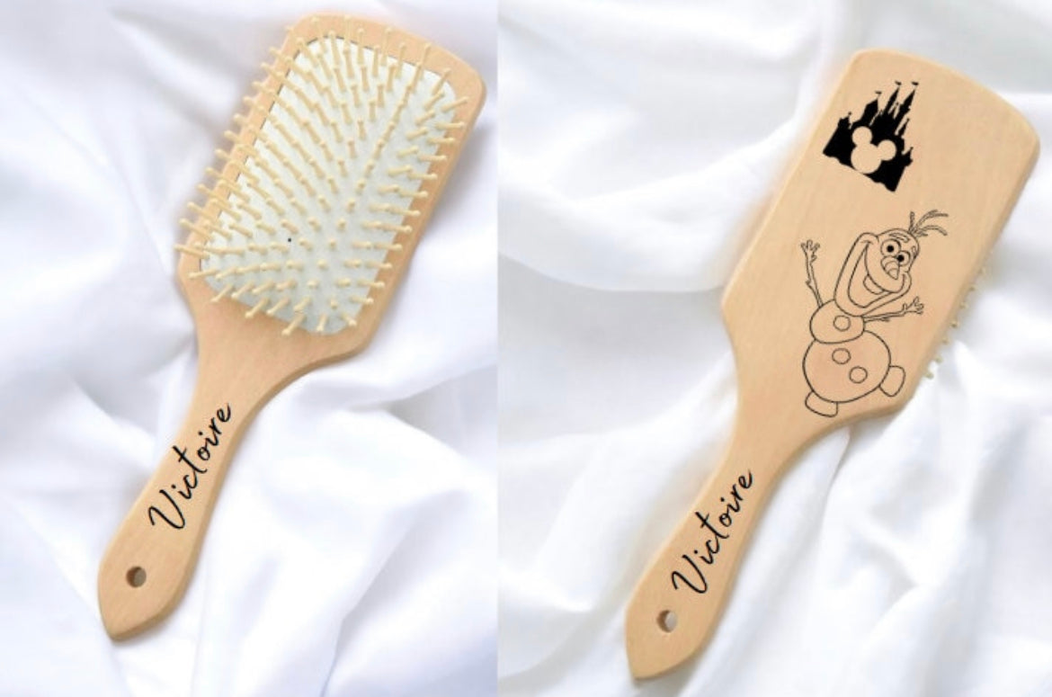 Brosse à cheveux en bois gravée personnalisée - idée cadeaux marraine, maman, mamie