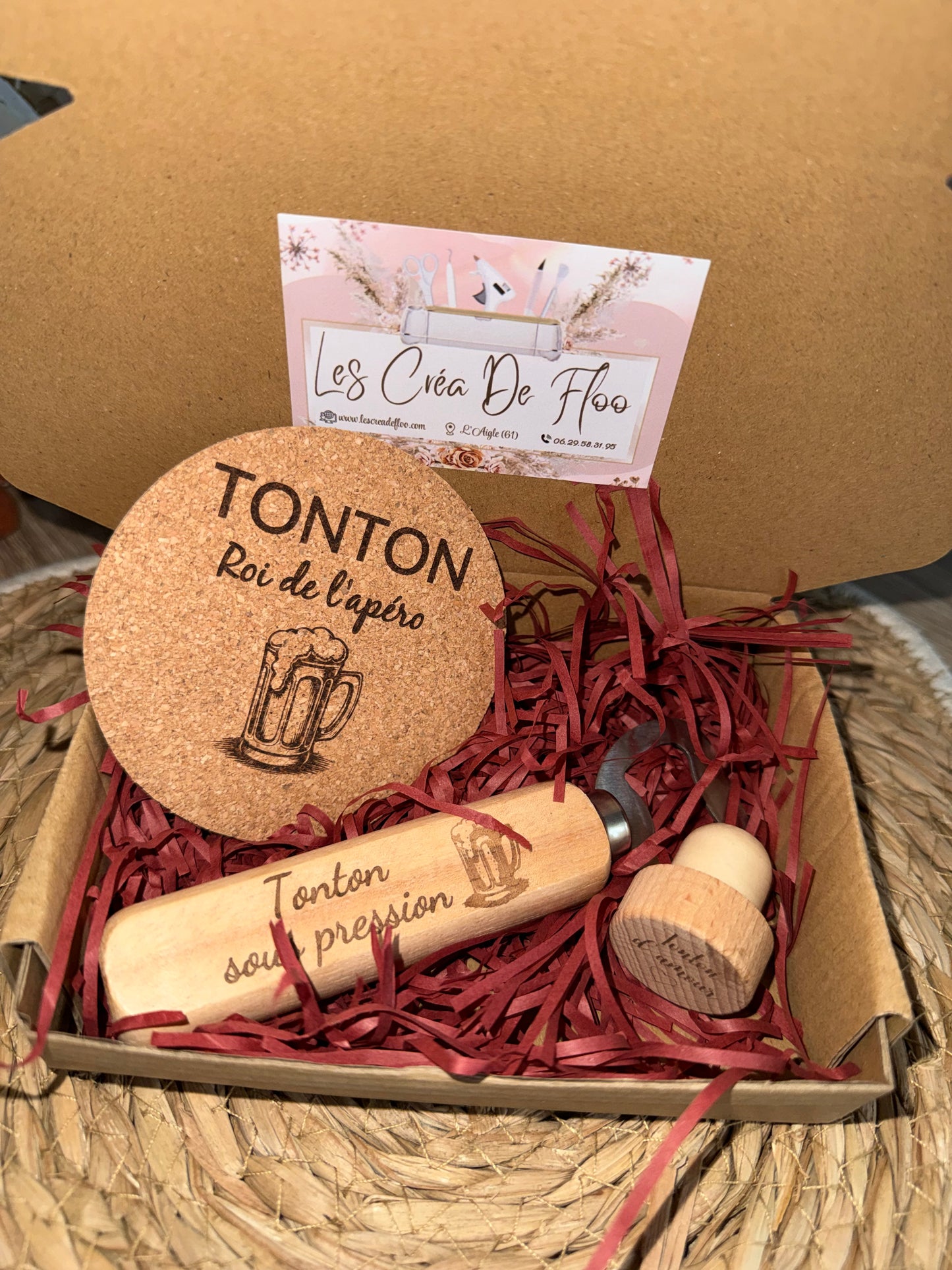 Coffret cadeau gravé personnalisé / Décapsuleur, bouchon bouteille, sous verre, porte clé en bois / idée cadeau papy, papa, parrain, marraine…