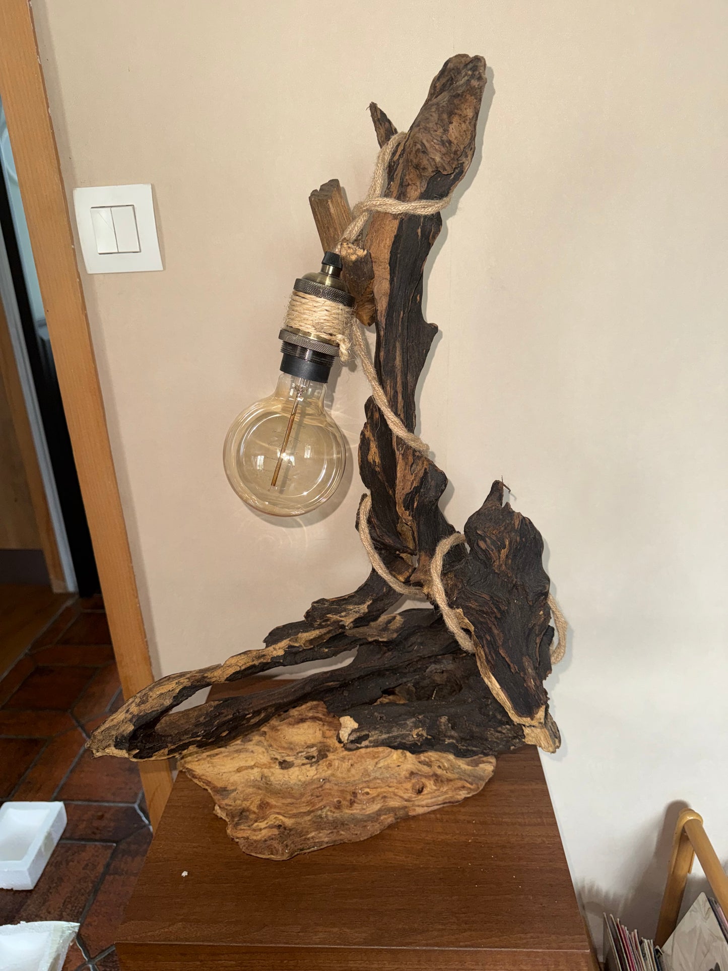 Lampe avec bois flotté